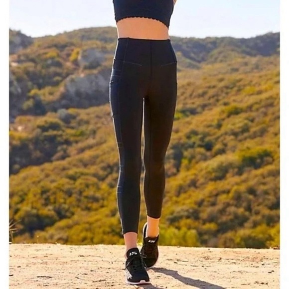 Free People NWT Pinky Promise Black Leggings With Pockets! - Picture 3 of 4